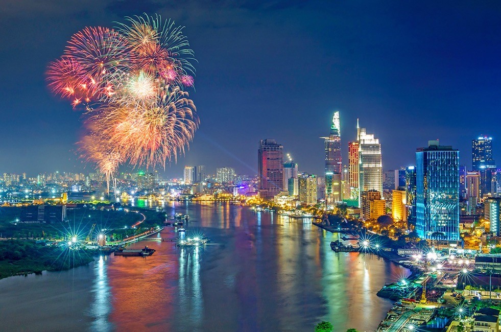 hcmc-displays-fireworks-to-open-the-river-festival-20240505102220
